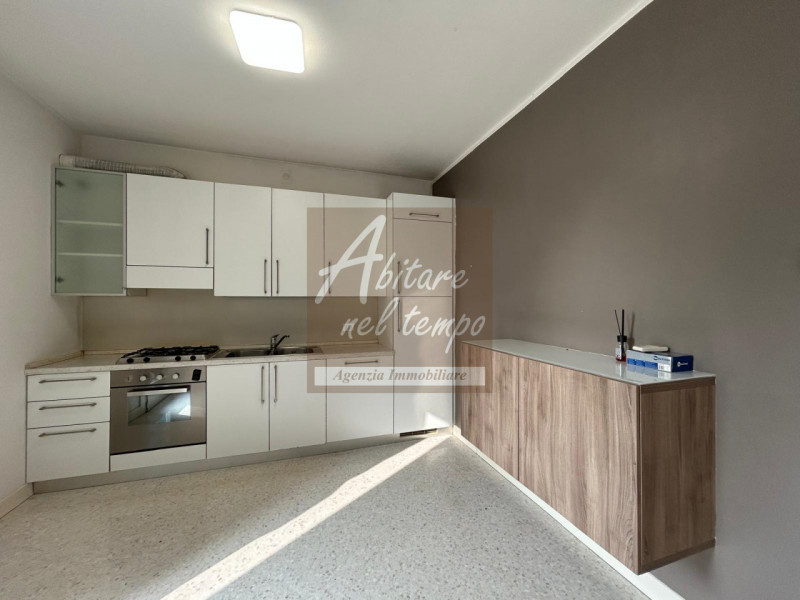 In esclusiva proponiamo in vendita un elegante appartamento bicamere al piano terra, edificato ne...