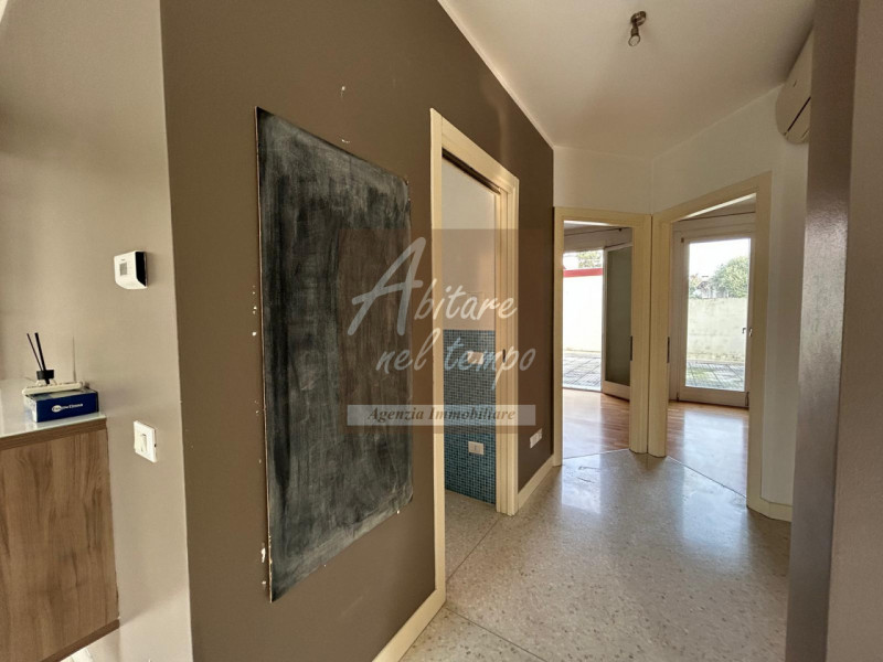 In esclusiva proponiamo in vendita un elegante appartamento bicamere al piano terra, edificato ne...