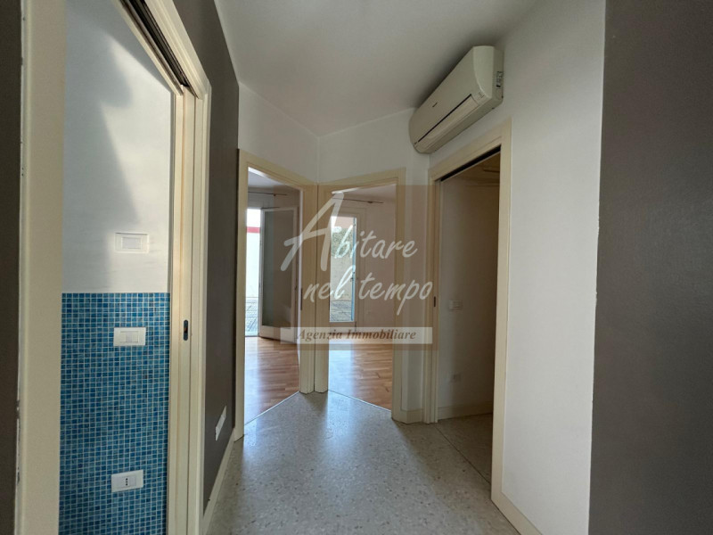 In esclusiva proponiamo in vendita un elegante appartamento bicamere al piano terra, edificato ne...