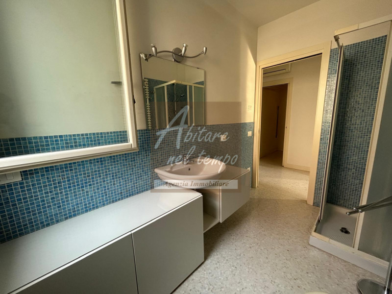 In esclusiva proponiamo in vendita un elegante appartamento bicamere al piano terra, edificato ne...