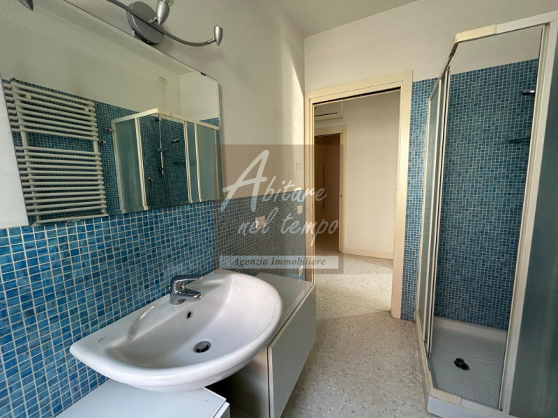 In esclusiva proponiamo in vendita un elegante appartamento bicamere al piano terra, edificato ne...