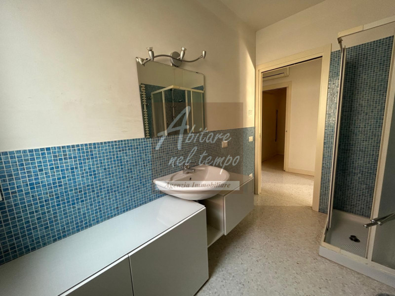 In esclusiva proponiamo in vendita un elegante appartamento bicamere al piano terra, edificato ne...