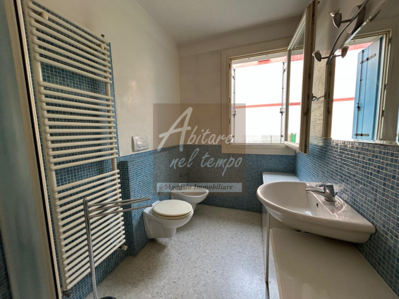 In esclusiva proponiamo in vendita un elegante appartamento bicamere al piano terra, edificato ne...