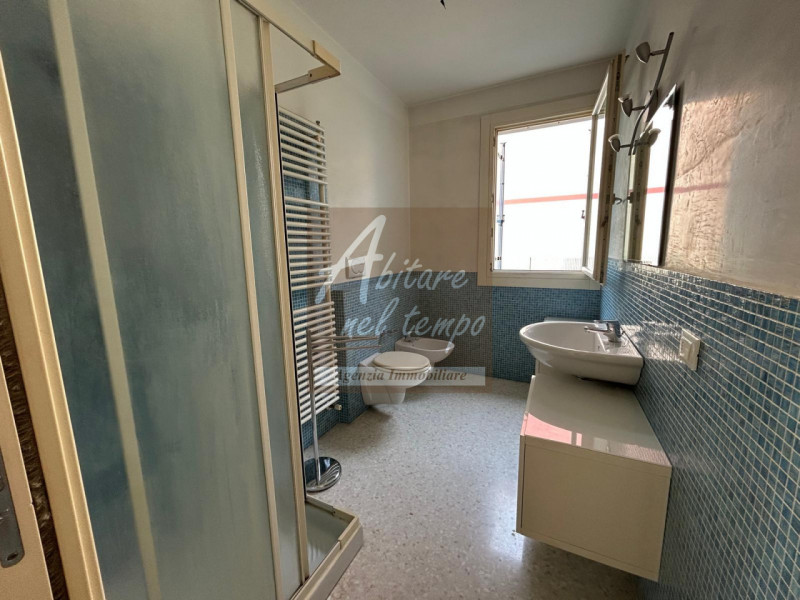 In esclusiva proponiamo in vendita un elegante appartamento bicamere al piano terra, edificato ne...