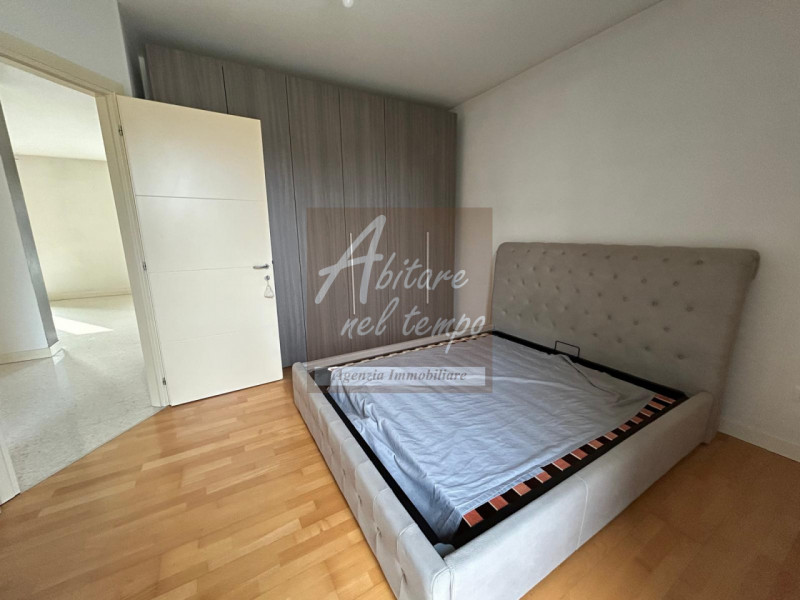 In esclusiva proponiamo in vendita un elegante appartamento bicamere al piano terra, edificato ne...