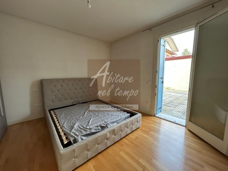 In esclusiva proponiamo in vendita un elegante appartamento bicamere al piano terra, edificato ne...