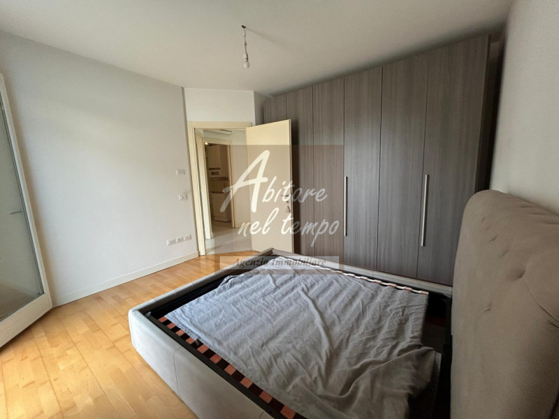 In esclusiva proponiamo in vendita un elegante appartamento bicamere al piano terra, edificato ne...