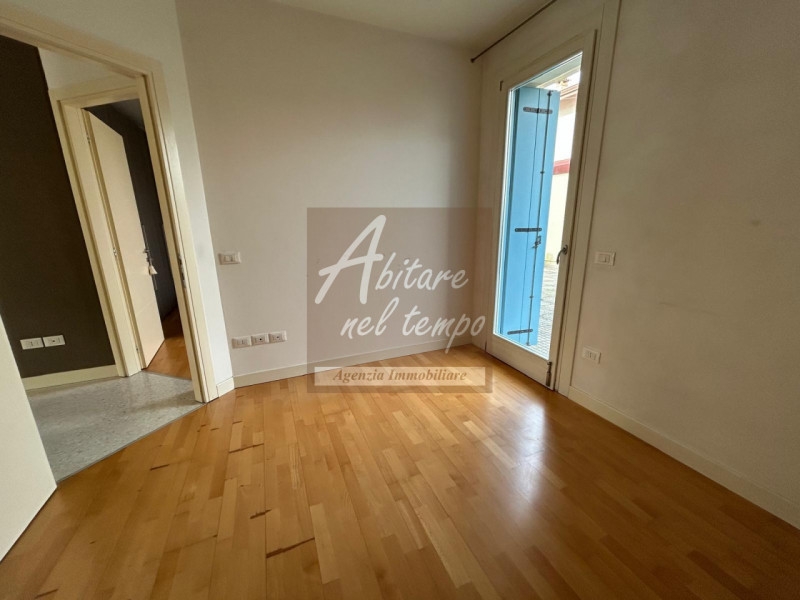 In esclusiva proponiamo in vendita un elegante appartamento bicamere al piano terra, edificato ne...