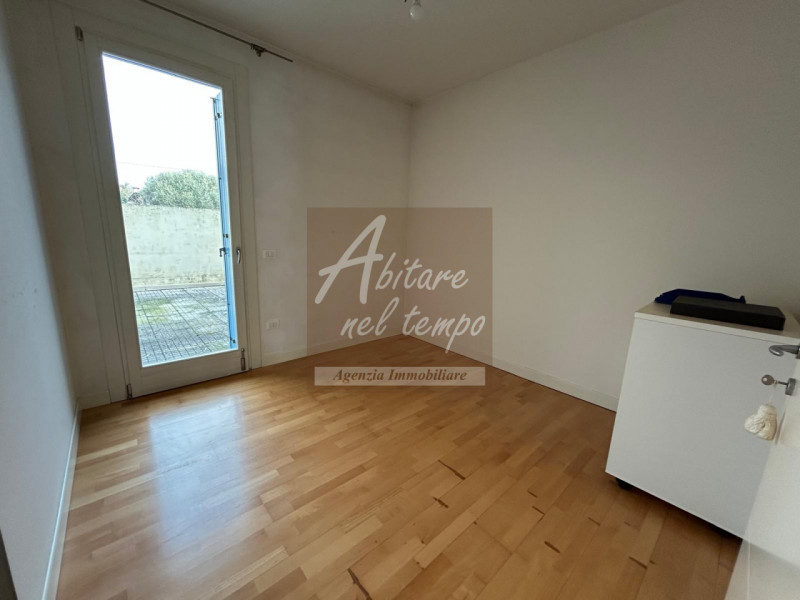 In esclusiva proponiamo in vendita un elegante appartamento bicamere al piano terra, edificato ne...