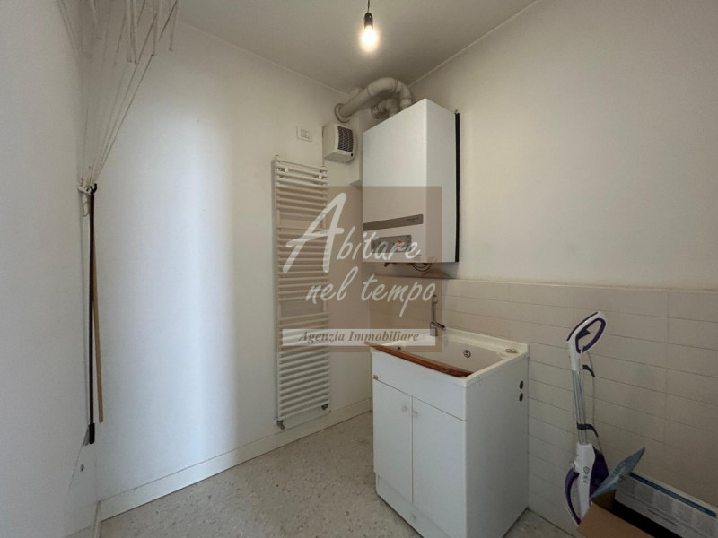 In esclusiva proponiamo in vendita un elegante appartamento bicamere al piano terra, edificato ne...