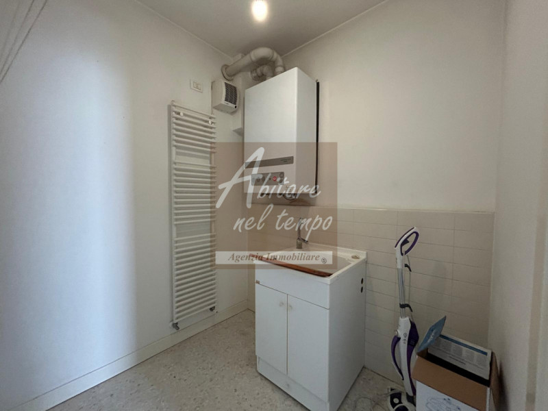 In esclusiva proponiamo in vendita un elegante appartamento bicamere al piano terra, edificato ne...