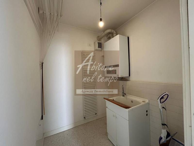 In esclusiva proponiamo in vendita un elegante appartamento bicamere al piano terra, edificato ne...