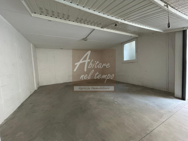 In esclusiva proponiamo in vendita un elegante appartamento bicamere al piano terra, edificato ne...