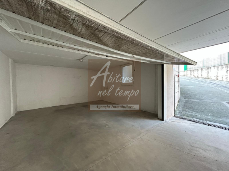 In esclusiva proponiamo in vendita un elegante appartamento bicamere al piano terra, edificato ne...