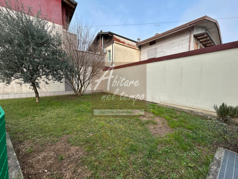 In esclusiva proponiamo in vendita un elegante appartamento bicamere al piano terra, edificato ne...