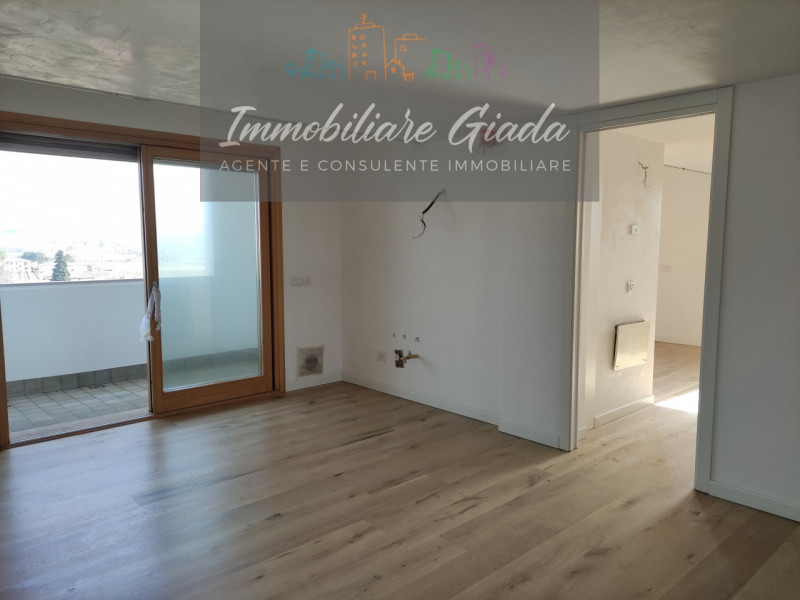 VENDITA IN ESCLUSIVA. Proposta Immobiliare: Luminoso Appartamento con Vista Colline
In zona resid...