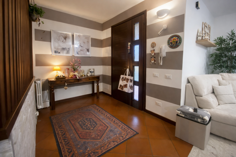 Proponiamo in vendita una splendida porzione di bifamiliare situata nella tranquilla e servita zo...