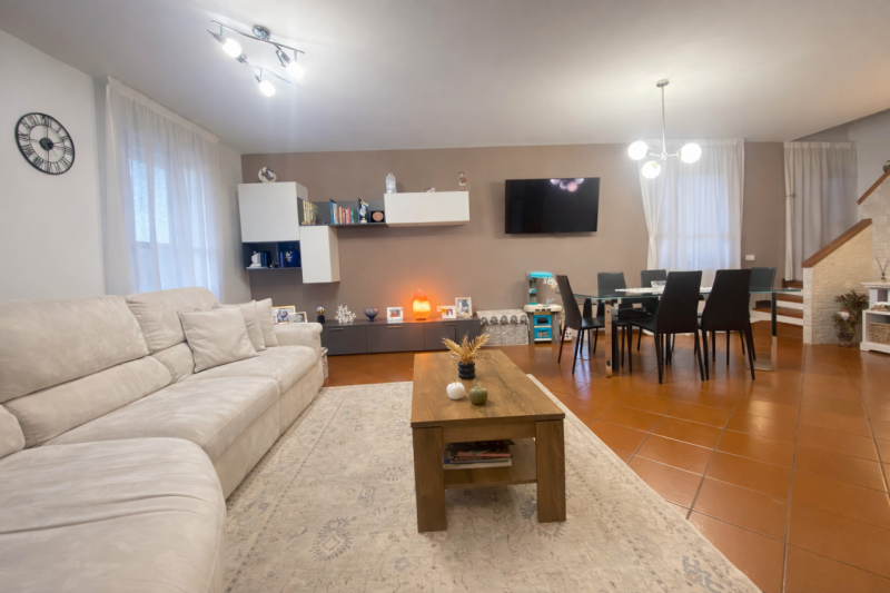 Proponiamo in vendita una splendida porzione di bifamiliare situata nella tranquilla e servita zo...