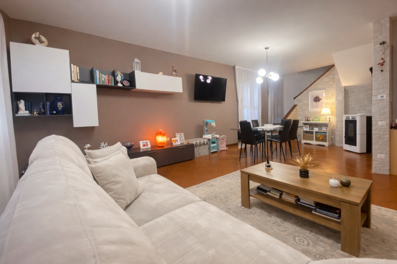 Proponiamo in vendita una splendida porzione di bifamiliare situata nella tranquilla e servita zo...