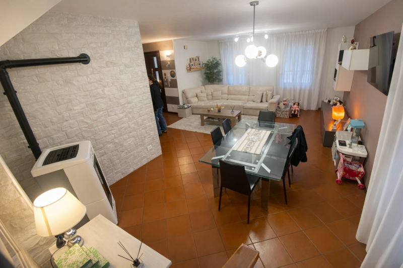 Proponiamo in vendita una splendida porzione di bifamiliare situata nella tranquilla e servita zo...