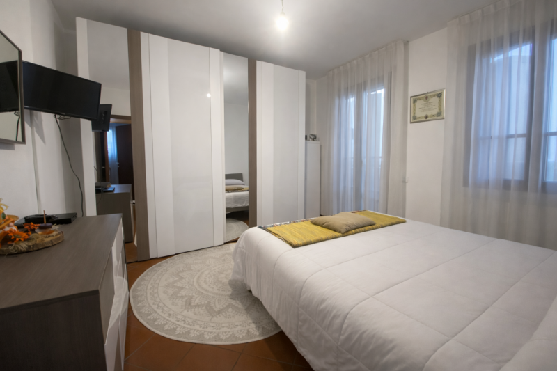 Proponiamo in vendita una splendida porzione di bifamiliare situata nella tranquilla e servita zo...