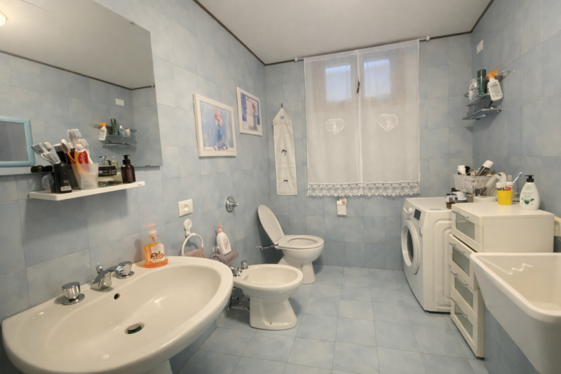 Proponiamo in vendita una splendida porzione di bifamiliare situata nella tranquilla e servita zo...