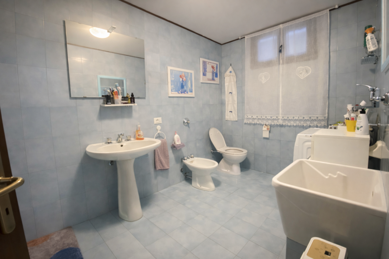 Proponiamo in vendita una splendida porzione di bifamiliare situata nella tranquilla e servita zo...