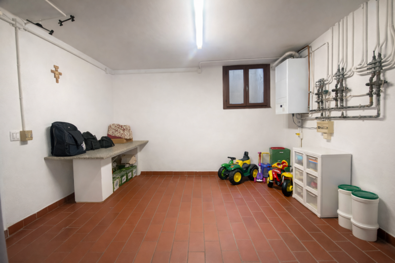 Proponiamo in vendita una splendida porzione di bifamiliare situata nella tranquilla e servita zo...