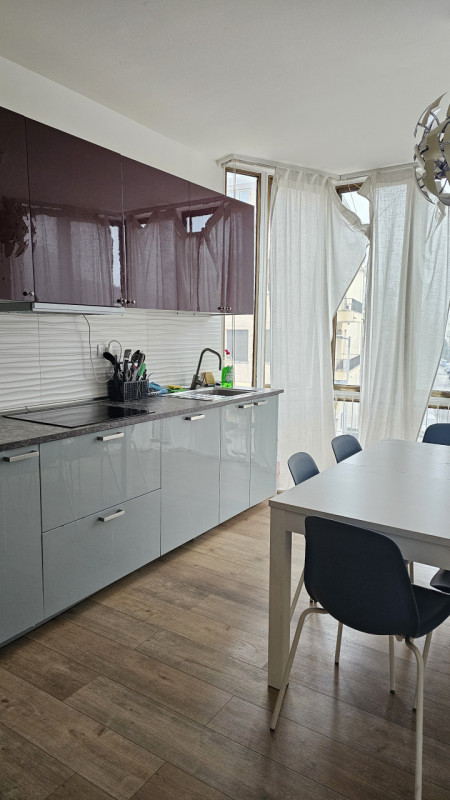 Proponiamo una stanza singola in locazione all'interno di un ampio appartamento situato in via Ti...