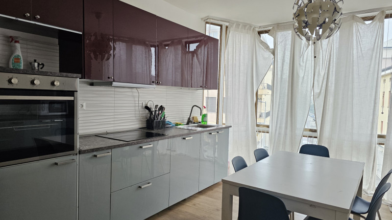 Proponiamo una stanza singola in locazione all'interno di un ampio appartamento situato in via Ti...