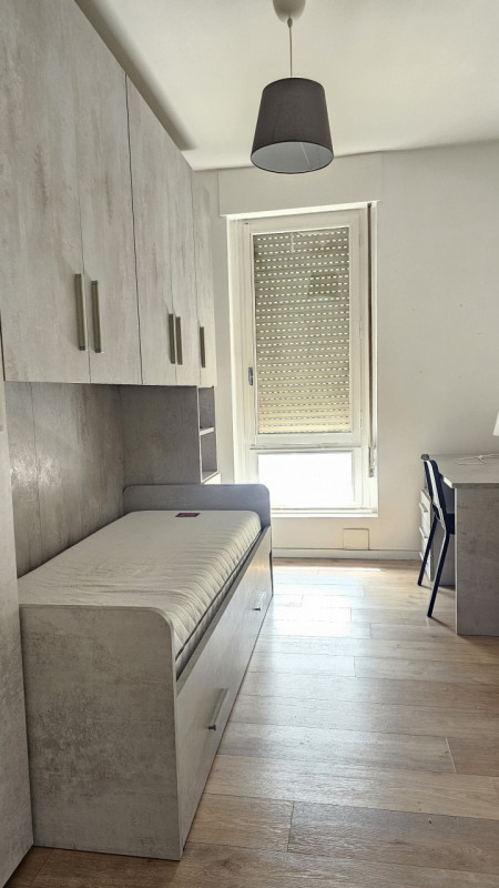 Proponiamo una stanza singola in locazione all'interno di un ampio appartamento situato in via Ti...