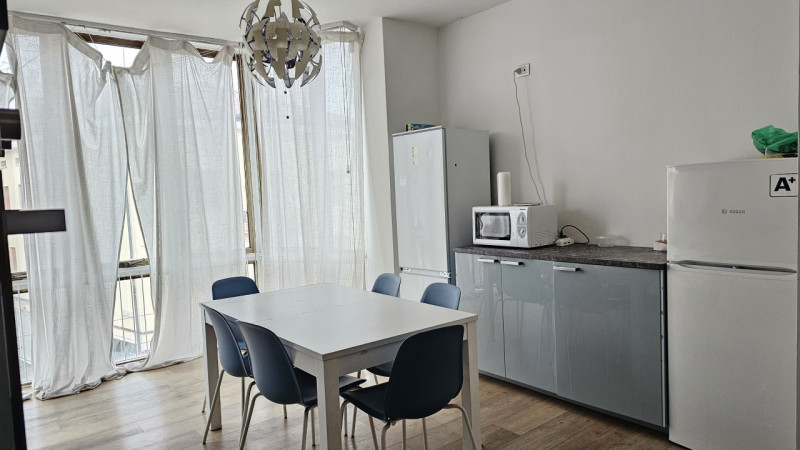 Proponiamo una stanza singola in locazione all'interno di un ampio appartamento situato in via Ti...