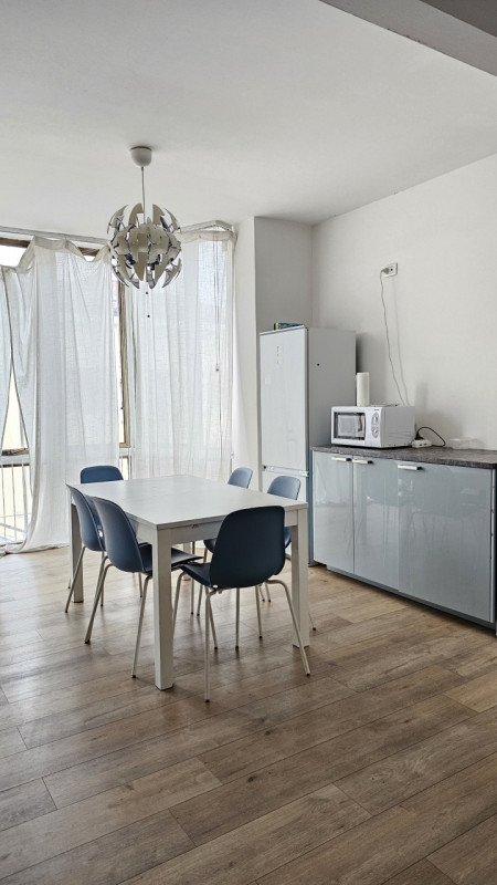 Proponiamo una stanza singola in locazione all'interno di un ampio appartamento situato in via Ti...