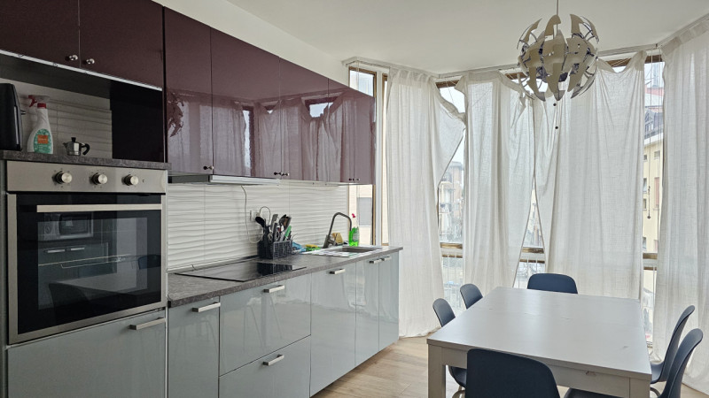 Proponiamo una stanza singola in locazione all'interno di un ampio appartamento situato in via Ti...