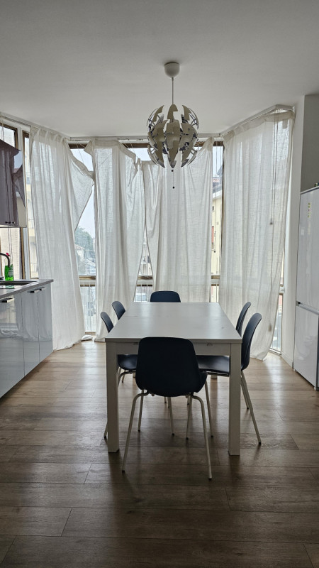 Proponiamo una stanza singola in locazione all'interno di un ampio appartamento situato in via Ti...