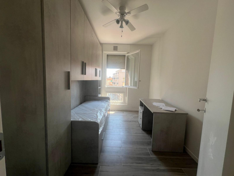 Proponiamo una stanza singola in locazione all'interno di un ampio appartamento situato in via Ti...