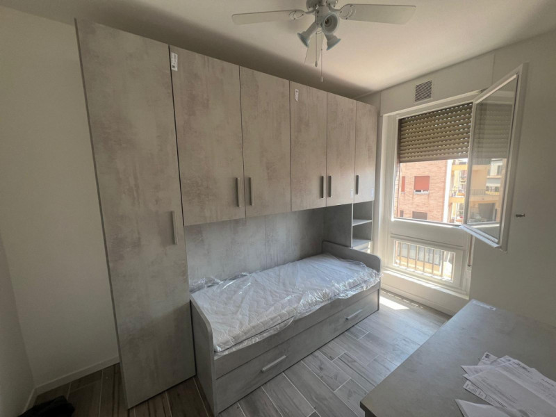 Proponiamo una stanza singola in locazione all'interno di un ampio appartamento situato in via Ti...