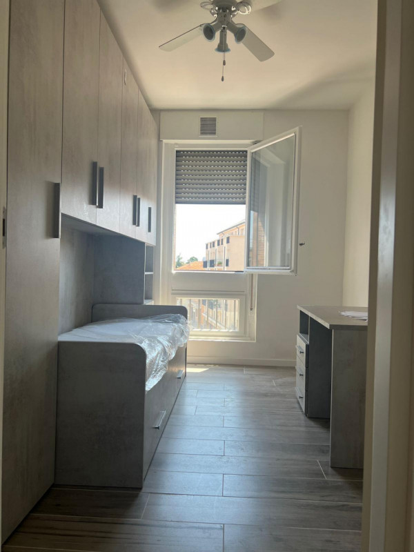 Proponiamo una stanza singola in locazione all'interno di un ampio appartamento situato in via Ti...