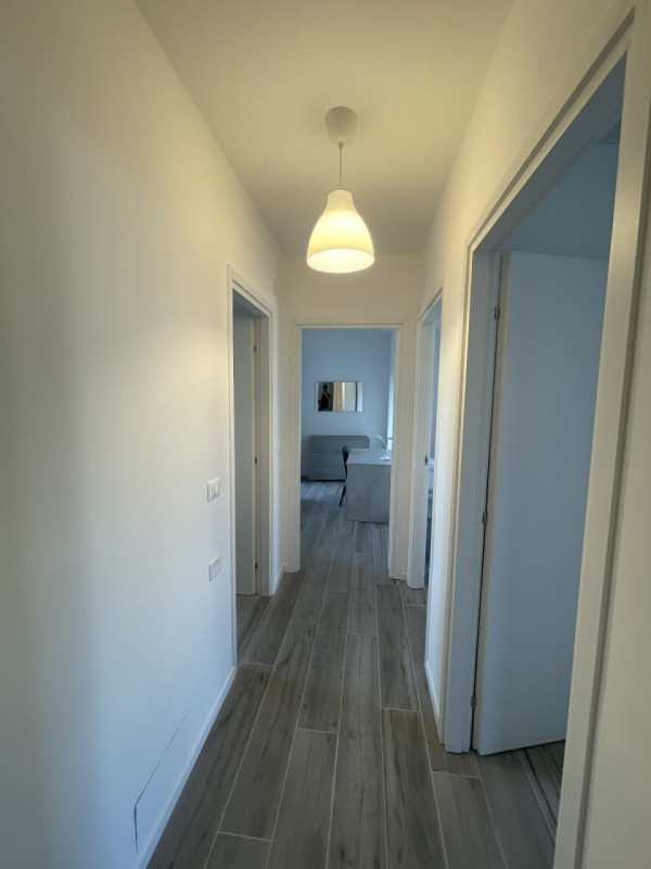 Proponiamo una stanza singola in locazione all'interno di un ampio appartamento situato in via Ti...