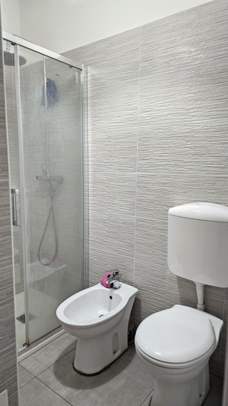 Proponiamo una stanza singola in locazione all'interno di un ampio appartamento situato in via Ti...