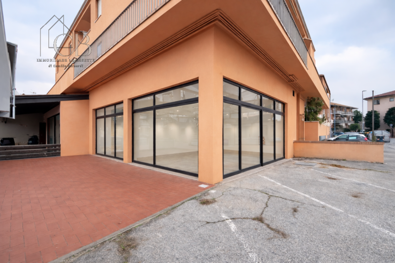 In zona centralissima e di forte passaggio pedonale e veicolare, proponiamo in locazione negozio ...