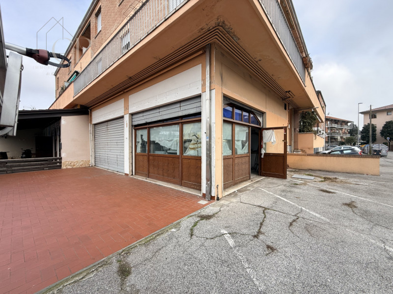 In zona centralissima e di forte passaggio pedonale e veicolare, proponiamo in locazione negozio ...