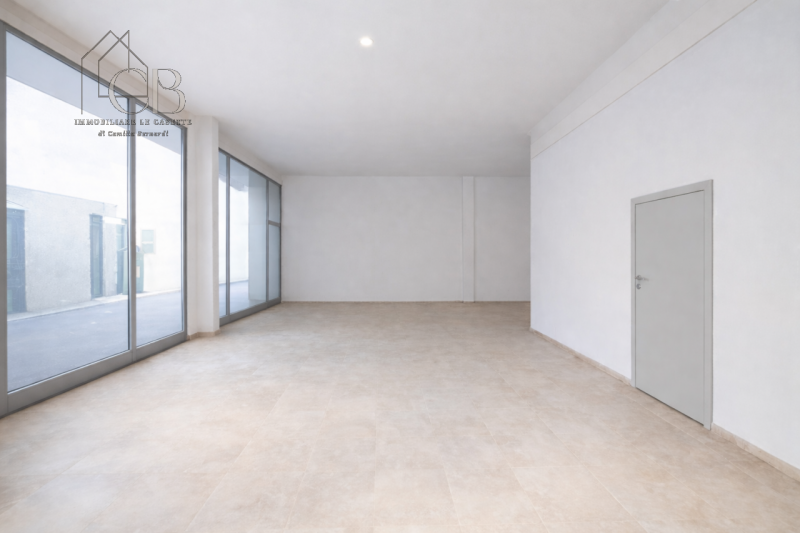 In zona centralissima e di forte passaggio pedonale e veicolare, proponiamo in locazione negozio ...