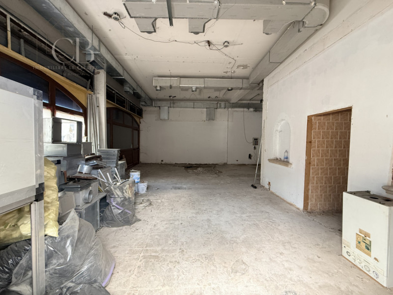 In zona centralissima e di forte passaggio pedonale e veicolare, proponiamo in locazione negozio ...