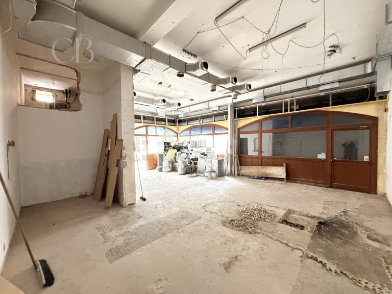 In zona centralissima e di forte passaggio pedonale e veicolare, proponiamo in locazione negozio ...