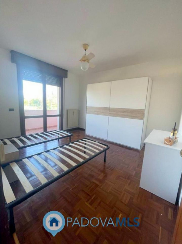 Immobile in esclusiva al Gruppo Padova MLS

Zona Montà, su piccola palazzina in tranquillo contes...