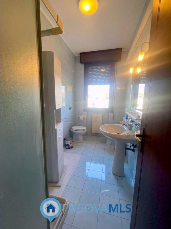 Immobile in esclusiva al Gruppo Padova MLS

Zona Montà, su piccola palazzina in tranquillo contes...