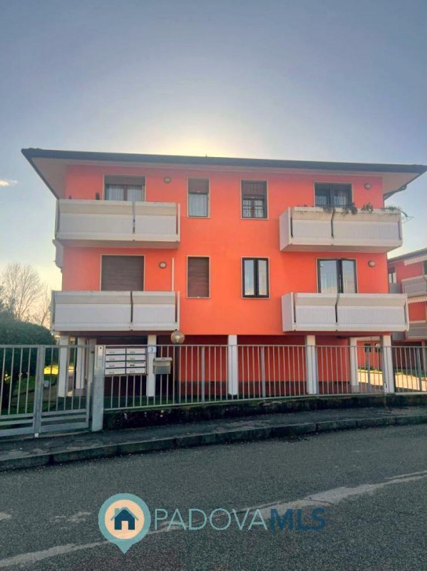 Immobile in esclusiva al Gruppo Padova MLS

Zona Montà, su piccola palazzina in tranquillo contes...