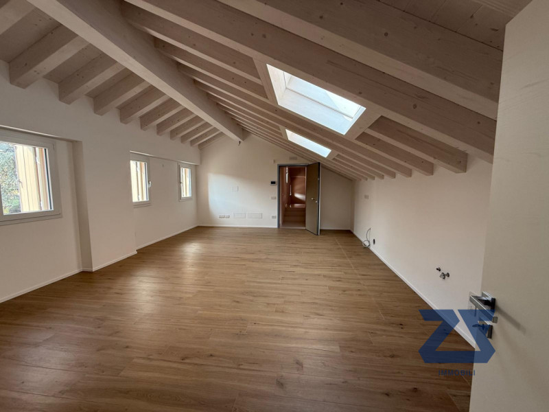 In posizione centrale a Riese Pio X, proponiamo in vendita un elegante e luminoso appartamento ma...