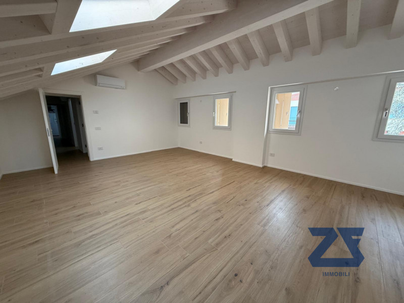 In posizione centrale a Riese Pio X, proponiamo in vendita un elegante e luminoso appartamento ma...